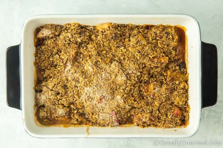 baked rhubarb pear crumble.