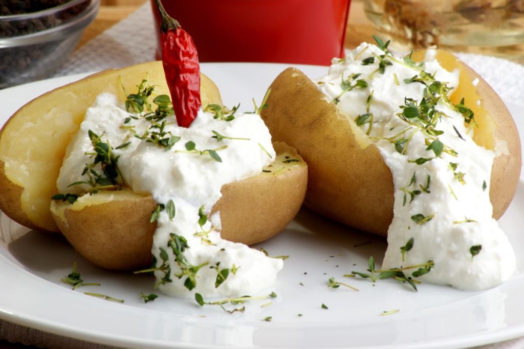 Boiled potatoes topped with cottage cheese.