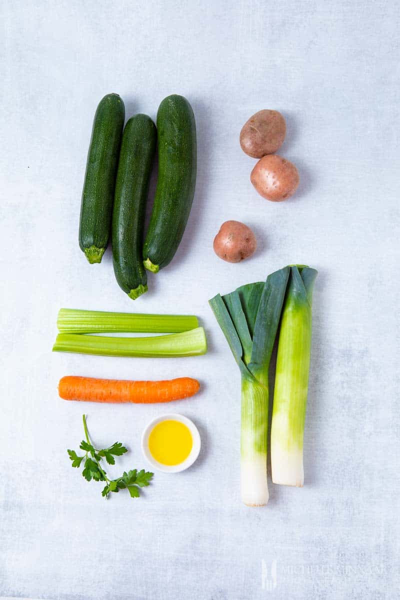 Ingredients to make zucchini and leek soup