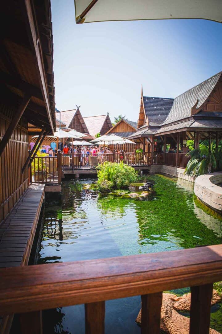 Floating Market is the shopping area of Siam Park where people can buy snacks and souvenirs. Idyllic setting with a Thai vibe. 