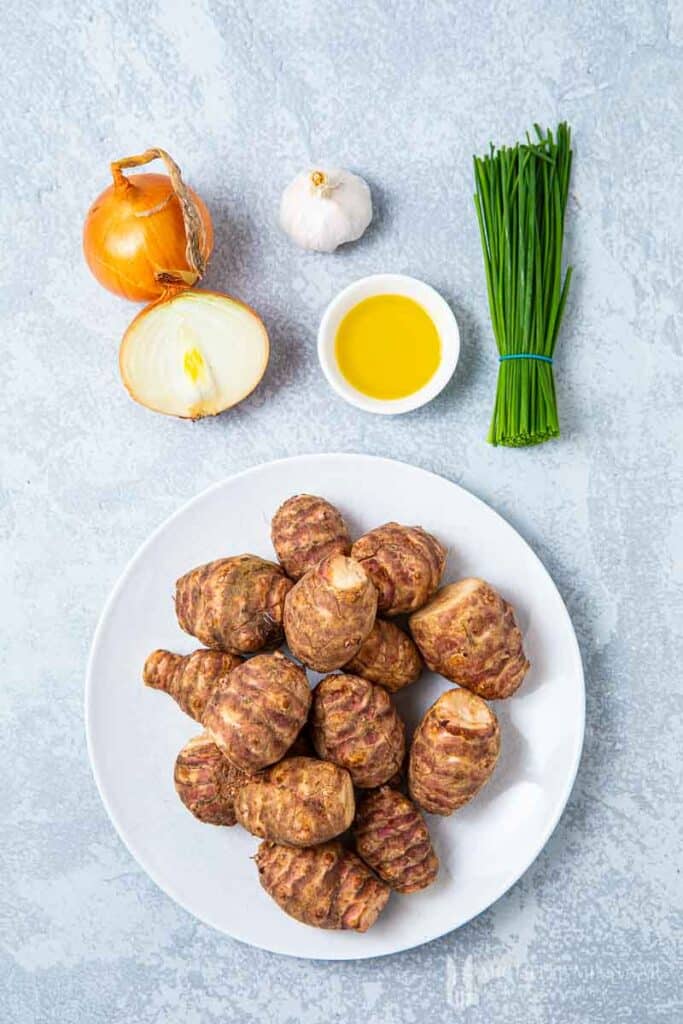 Whole Jerusalem artichokes with oil, garlic, onion and chives