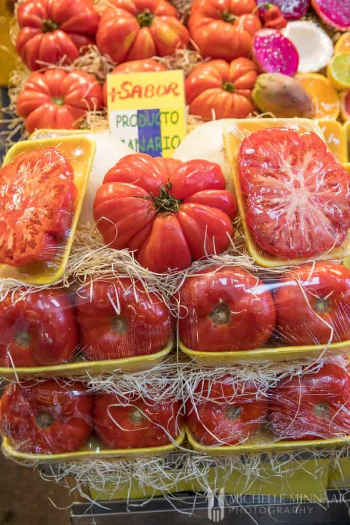 Large tomatoes in a market 